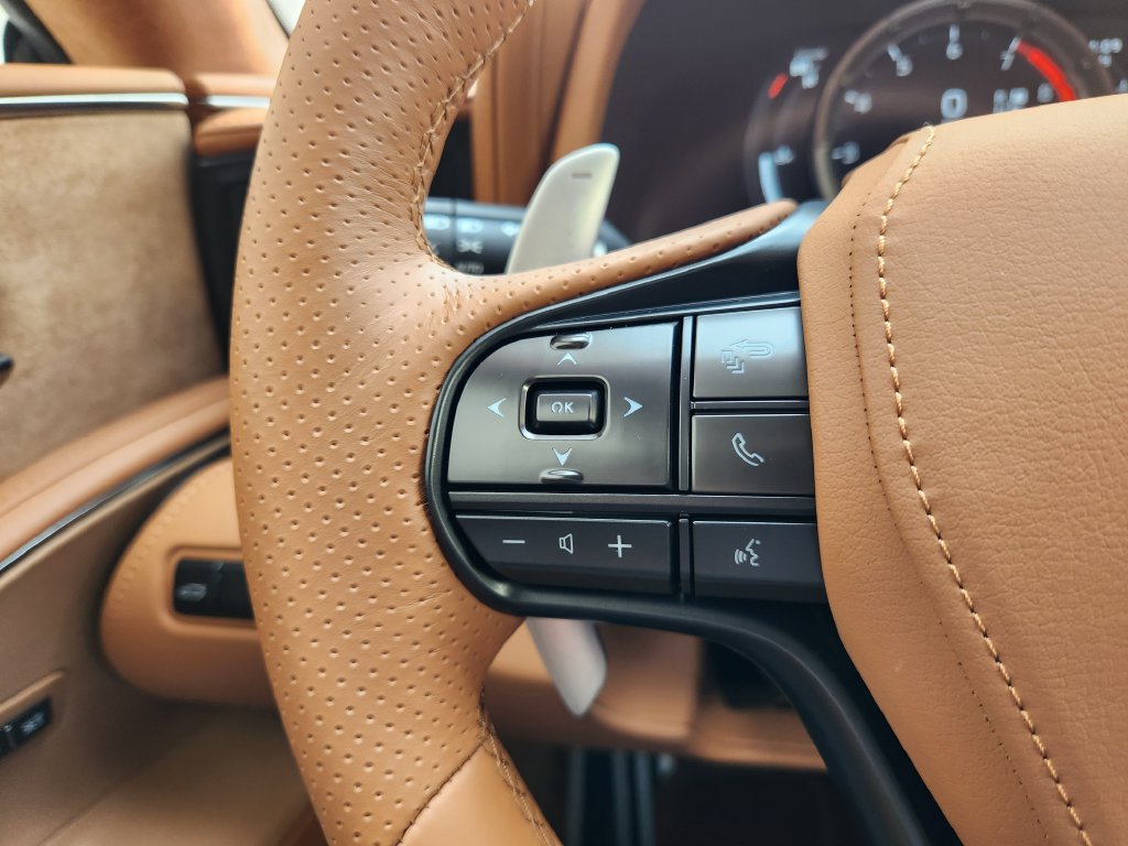 Used 2018 Lexus LC 500 Coupe w/ Touring Package RWD image 29