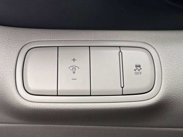 Certified 2025 Hyundai Venue SEL FWD image 22