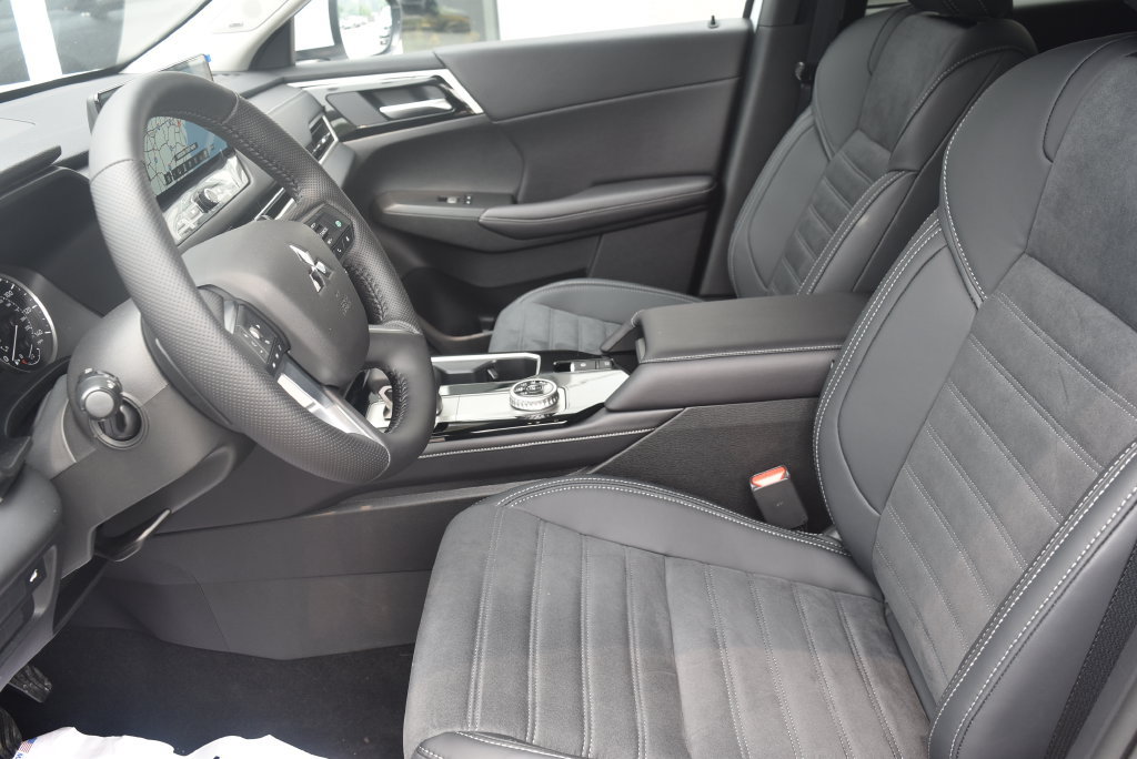 New 2026 Mitsubishi Outlander AWD image 8