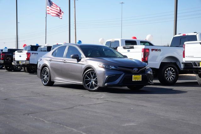 Used 2022 Toyota Camry SE image 2
