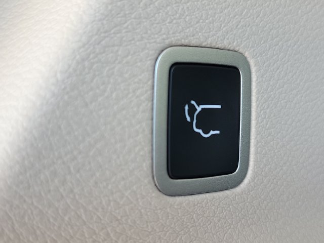 Used 2024 Chrysler Pacifica Limited w/ Uconnect Theater Family Group FWD image 11