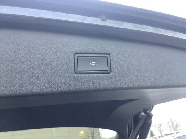 Used 2022 Volkswagen Tiguan SE R-Line image 10