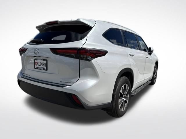 Used 2024 Toyota Highlander LE AWD/4WD image 11