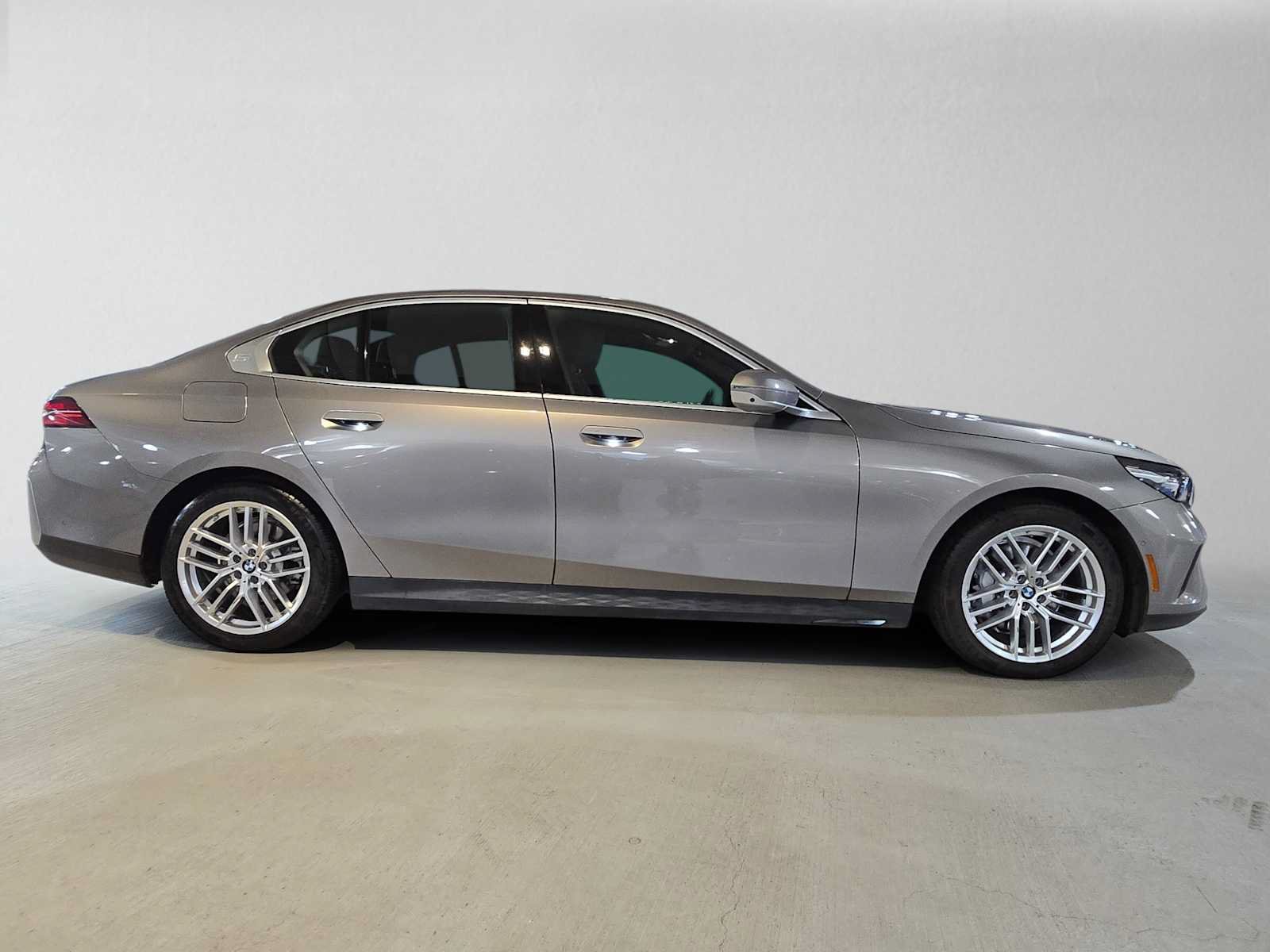 Used 2024 BMW 530i xDrive AWD/4WD image 2