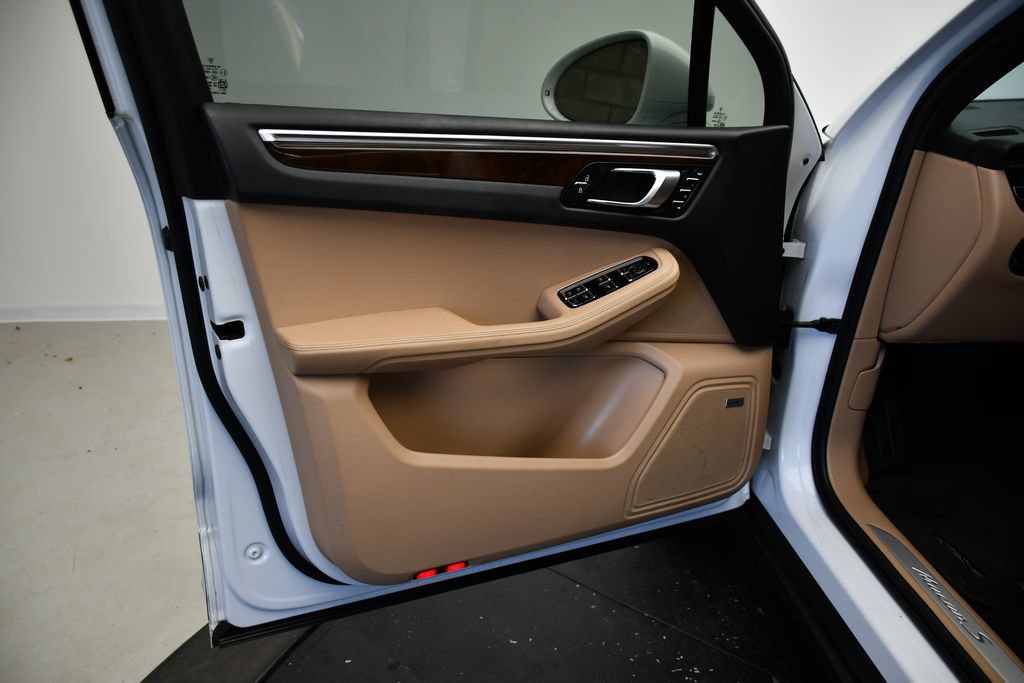 Certified 2023 Porsche Macan S AWD/4WD image 31