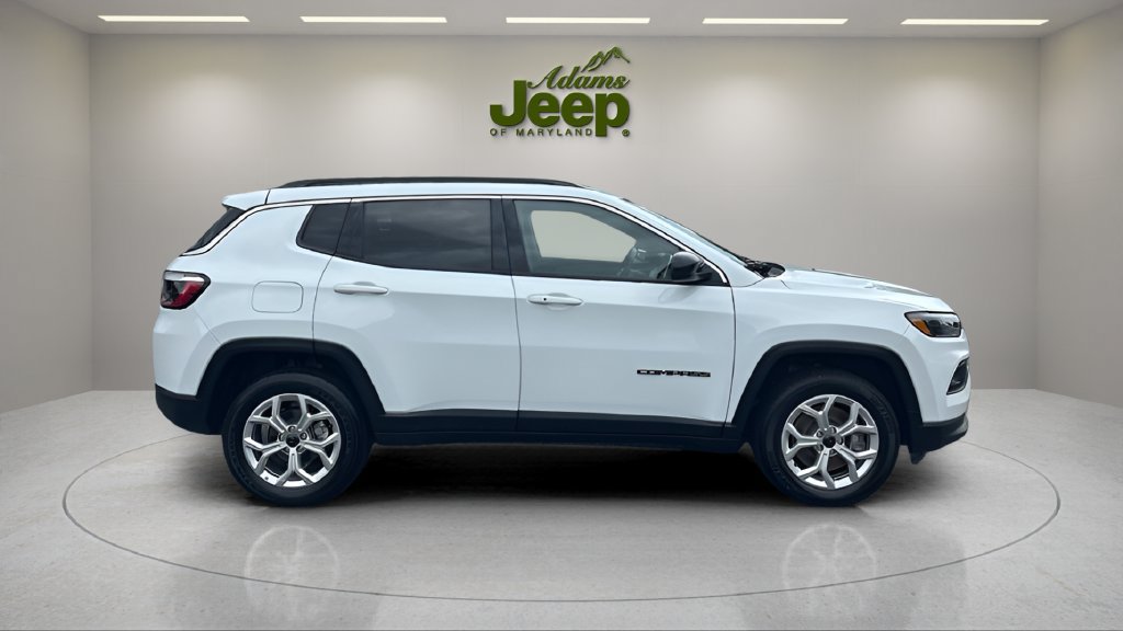 Used 2025 Jeep Compass Latitude w/ Sun & Sound Group AWD/4WD image 3