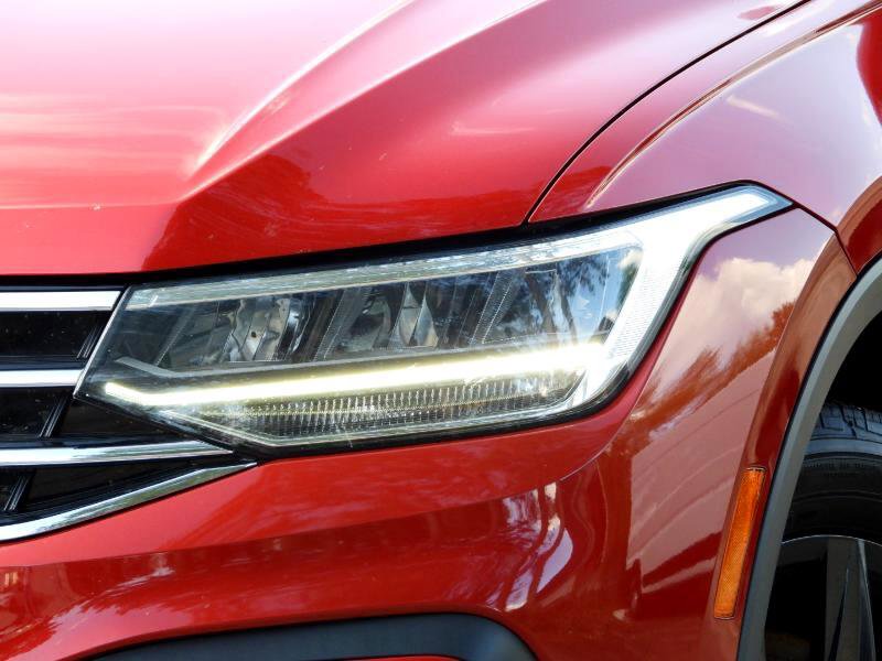 Used 2023 Volkswagen Tiguan SE w/ Panoramic Sunroof Package image 2