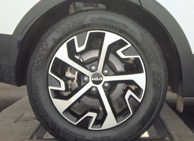 Certified 2025 Kia Sportage EX FWD image 9