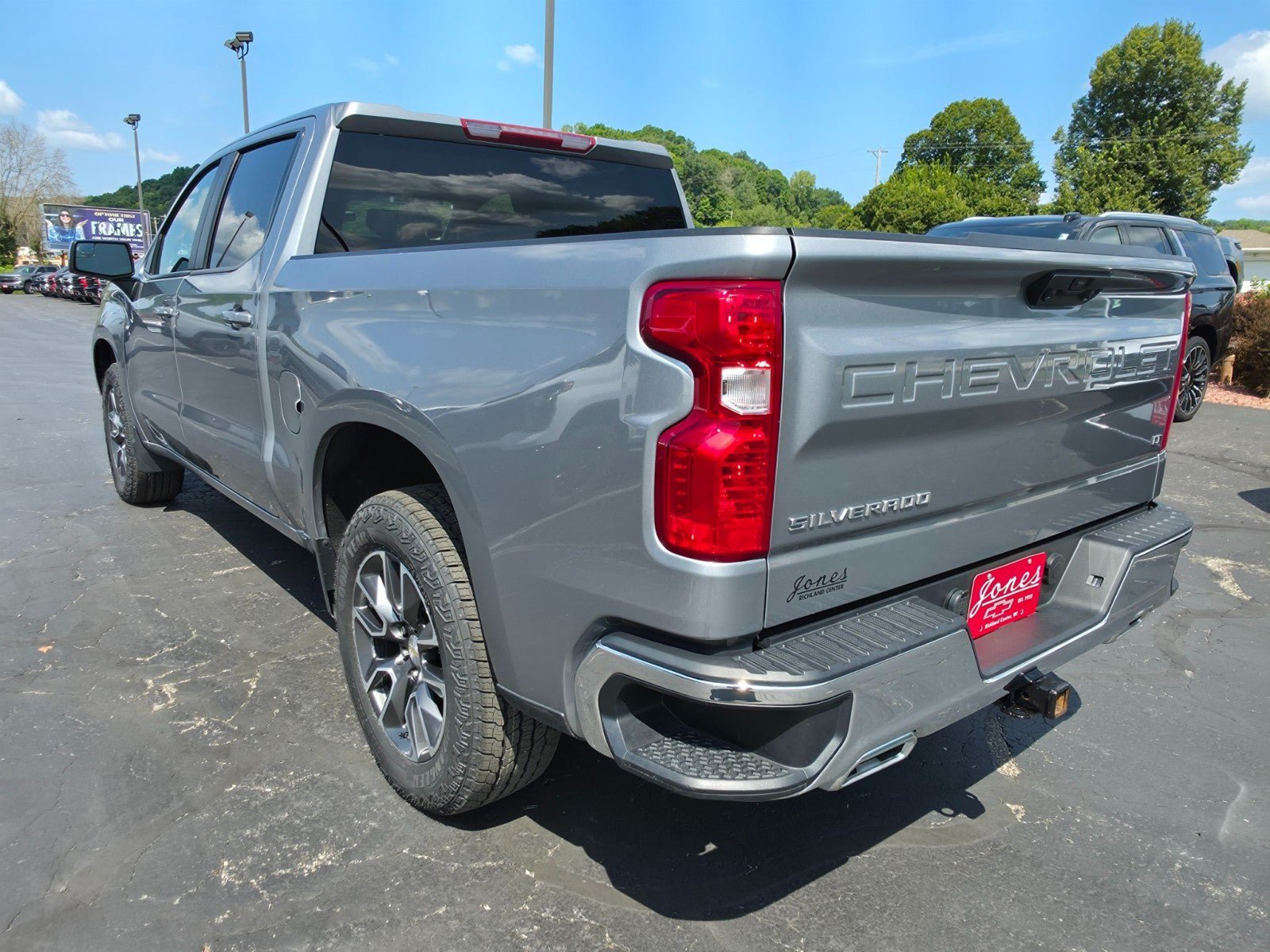 Used 2023 Chevrolet Silverado 1500 LT AWD/4WD image 3