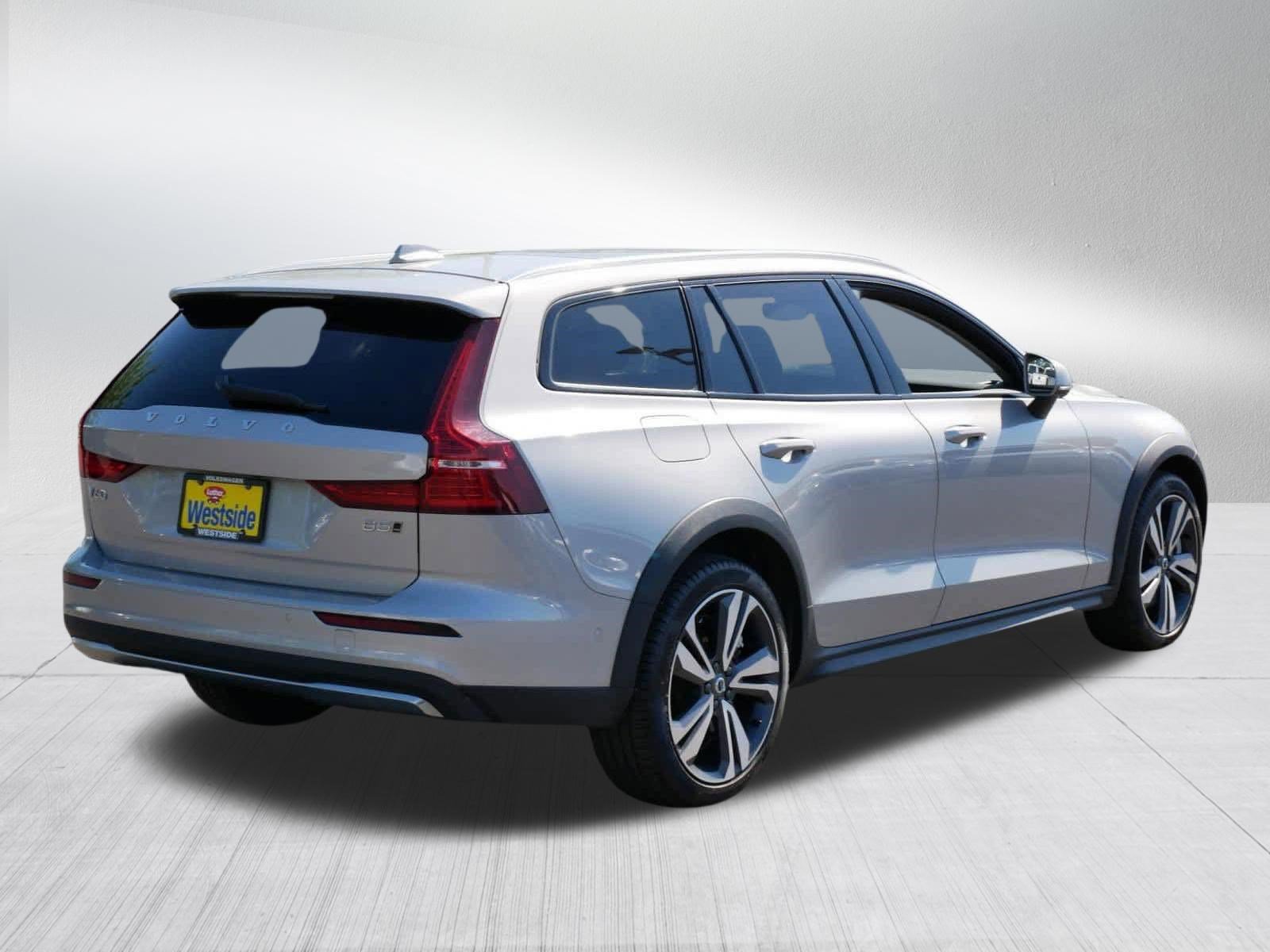 Used 2025 Volvo V60 B5 Cross Country Plus AWD/4WD image 7
