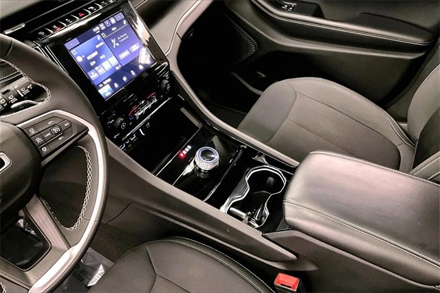 Used 2023 Jeep Grand Cherokee Laredo image 13