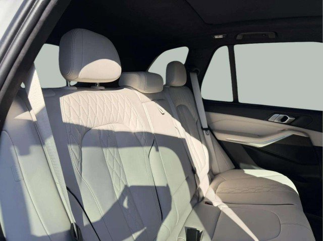 Used 2022 BMW X5 xDrive40i w/ M Sport Package image 24