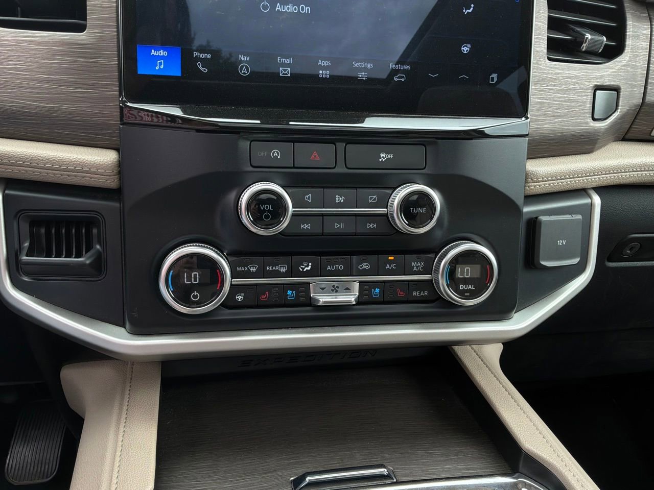 Used 2024 Ford Expedition Limited AWD/4WD image 26