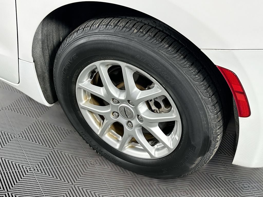 Certified 2023 Chrysler Voyager LX FWD image 40