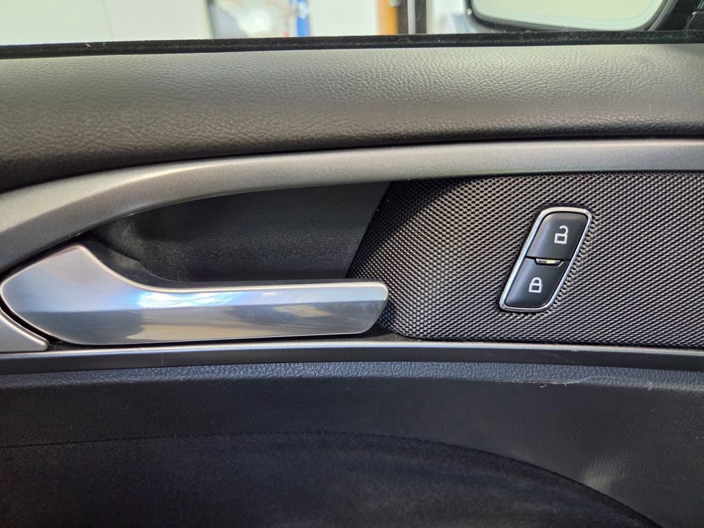 Used 2015 Ford Fusion SE FWD image 19