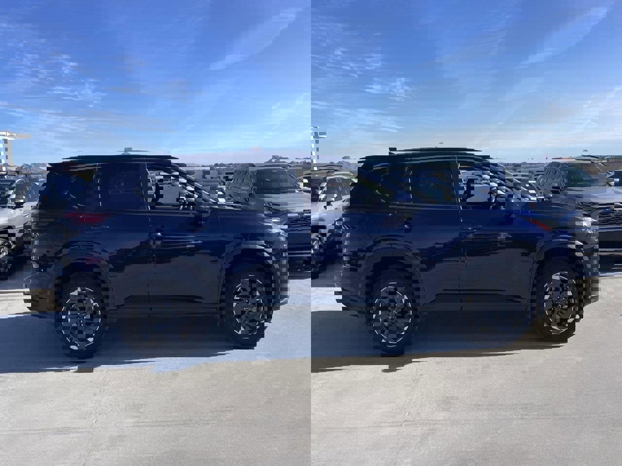 Used 2024 Nissan Rogue SV image 3