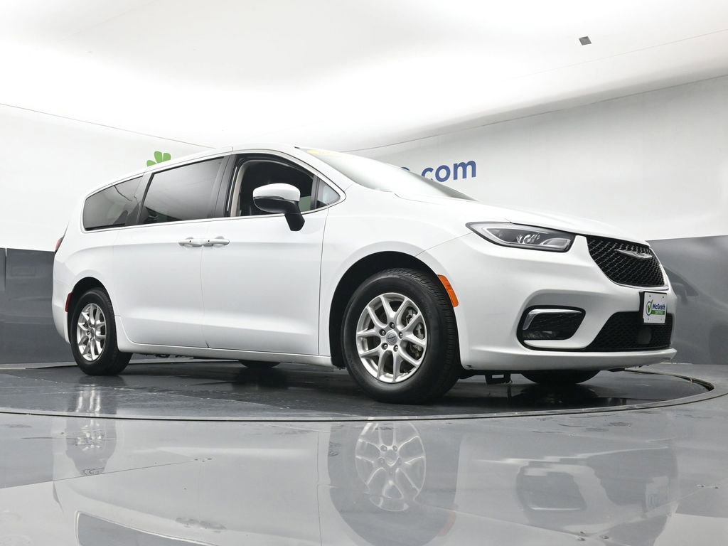 Used 2023 Chrysler Pacifica Touring-L FWD image 25
