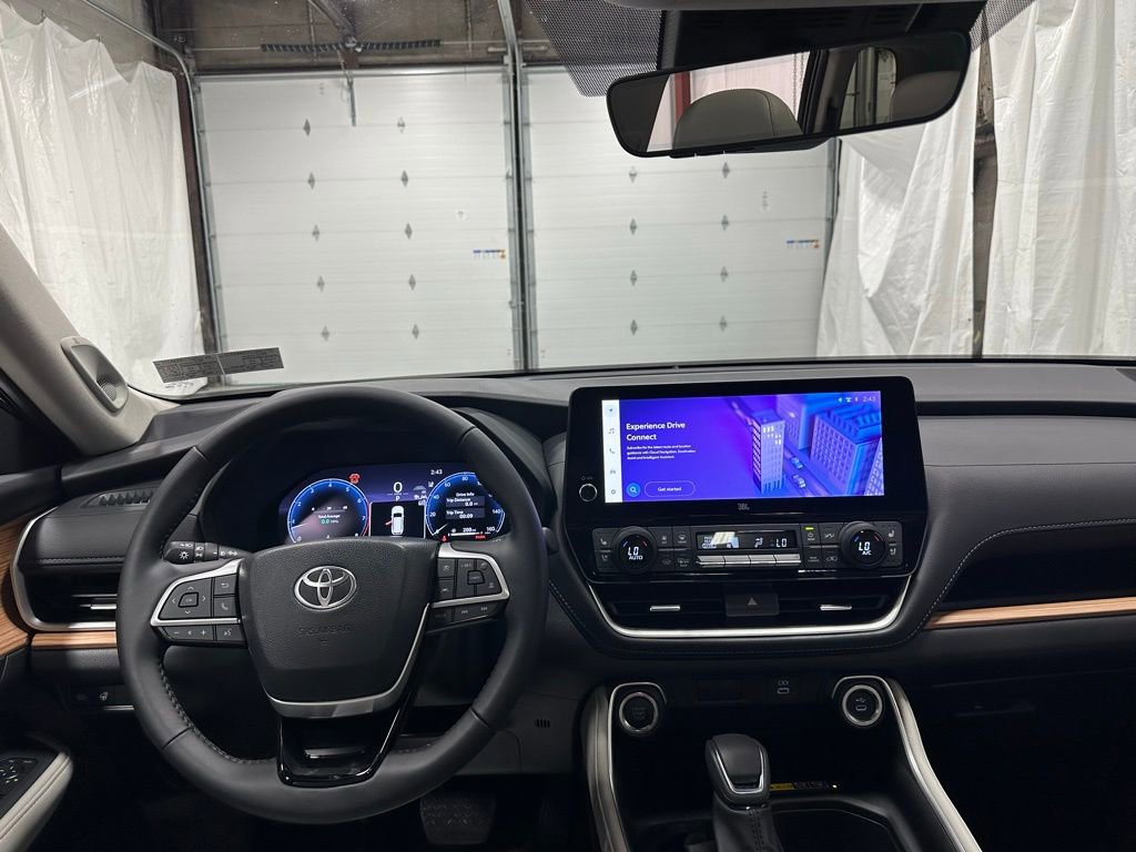 Used 2025 Toyota Grand Highlander AWD image 16