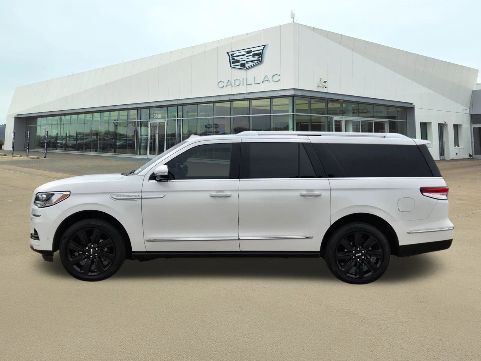Used 2024 Lincoln Navigator L Reserve AWD/4WD image 3