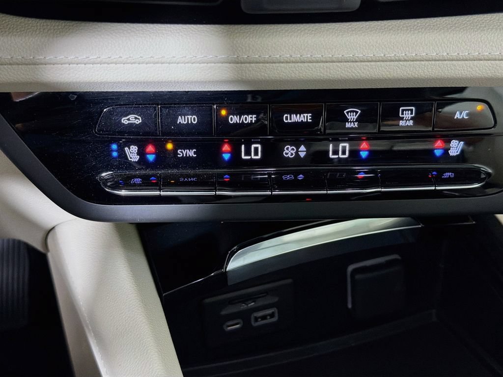 Used 2023 Buick Envision Avenir AWD/4WD image 16