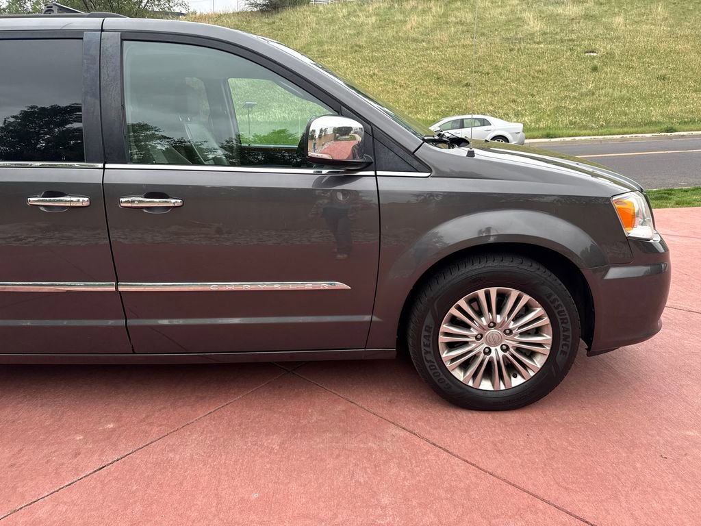 Used 2015 Chrysler Town & Country Touring-L w/ Driver Convenience Group FWD image 38