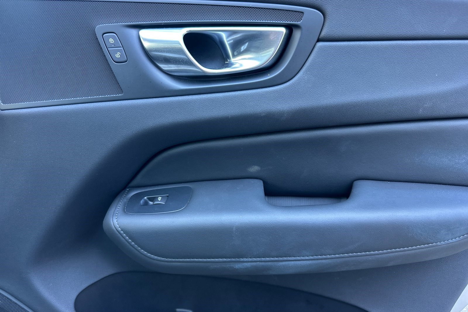 Used 2025 Volvo XC60 B5 Core image 22