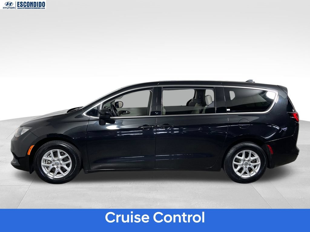 Used 2017 Chrysler Pacifica LX FWD image 2