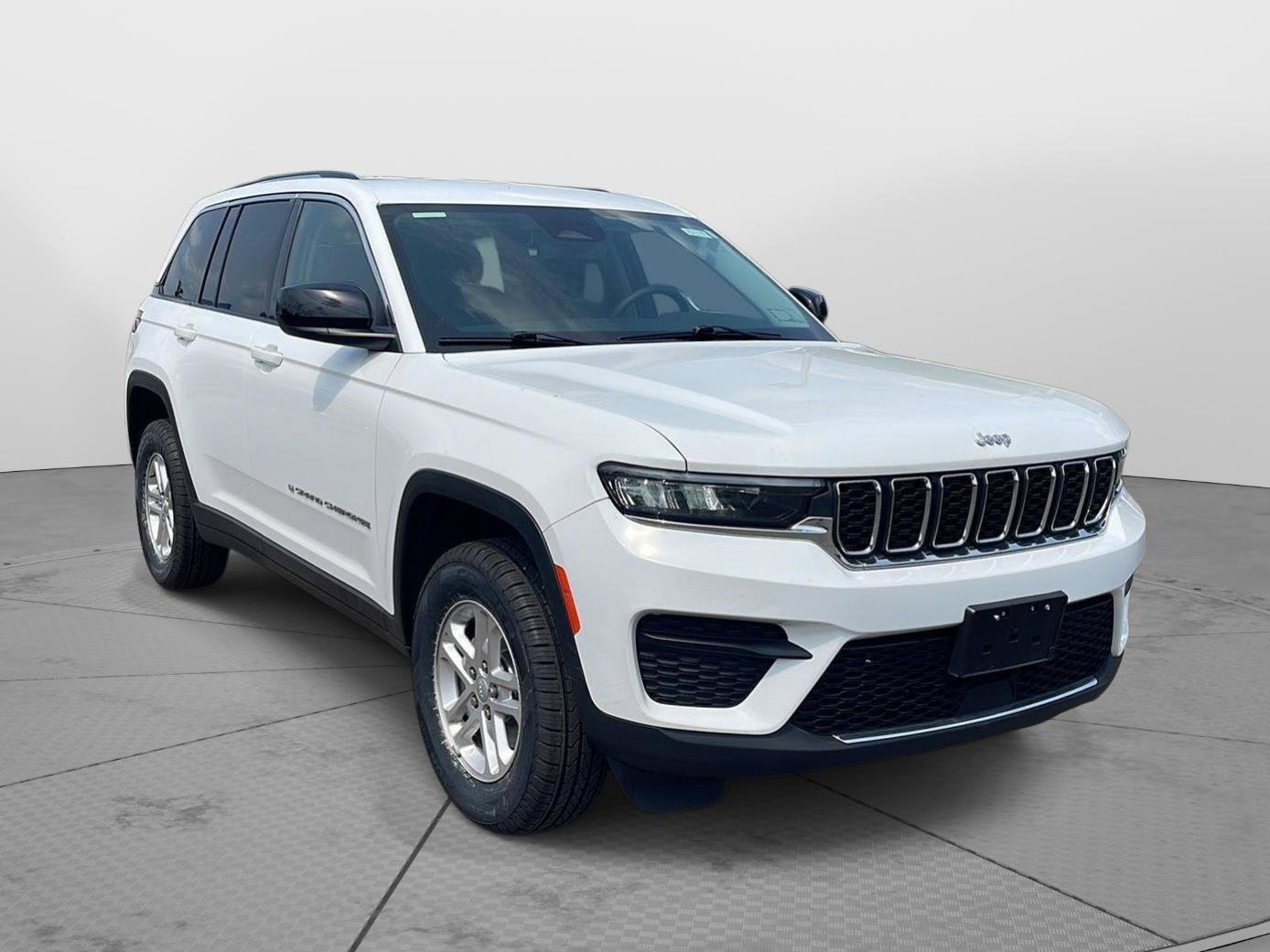 Used 2023 Jeep Grand Cherokee Laredo AWD/4WD image 1