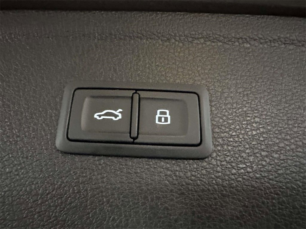 Used 2022 Audi SQ5 Prestige w/ Prestige Package image 12