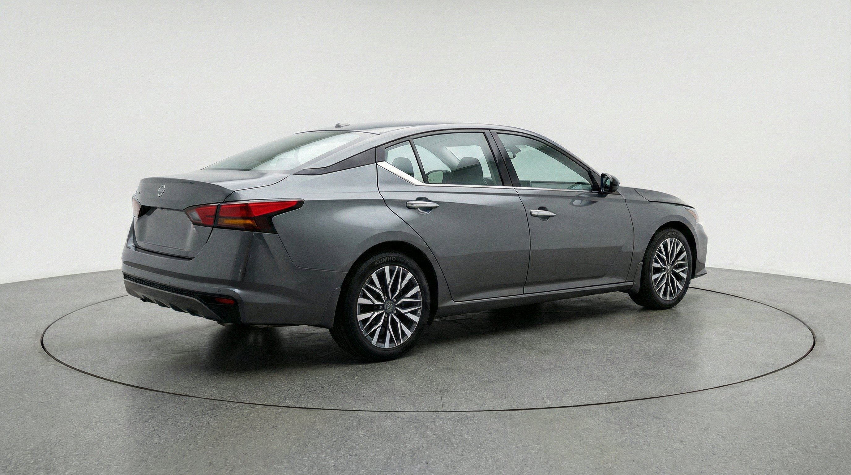 Used 2025 Nissan Altima 2.5 SV FWD image 9