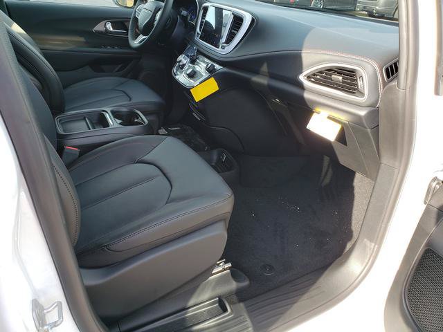 New 2027 Chrysler Pacifica Select FWD image 18