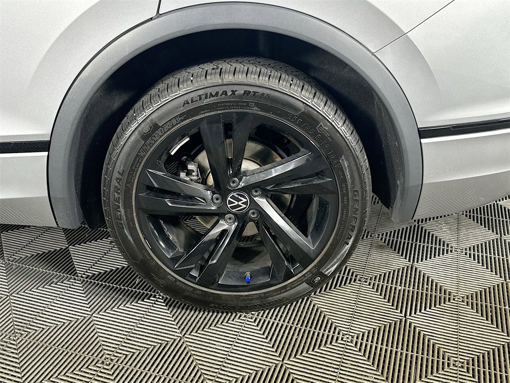 Used 2023 Volkswagen Tiguan SE R-Line image 34