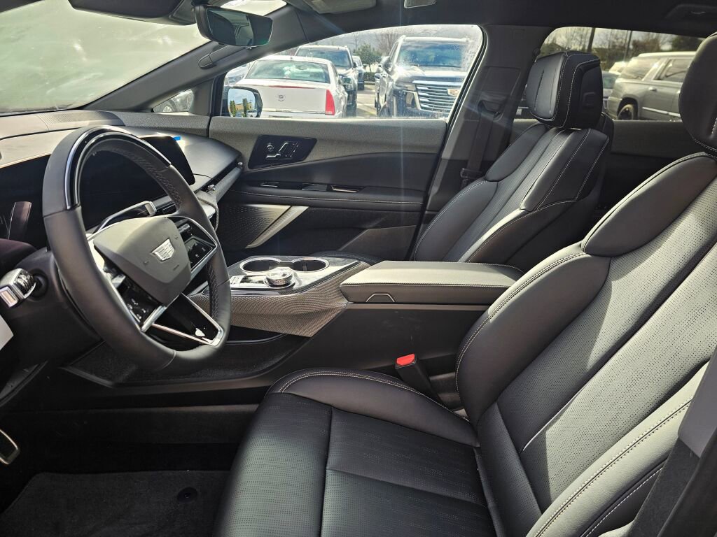 New 2026 Cadillac Optiq Luxury 2 image 24