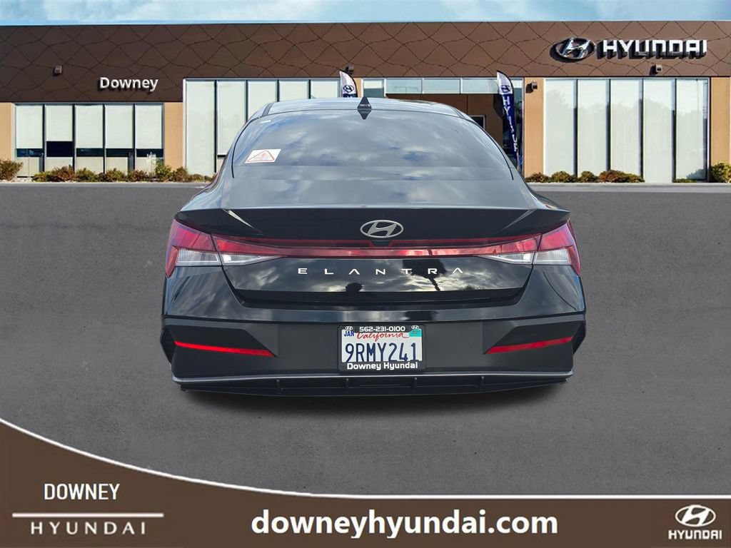 Used 2024 Hyundai Elantra SE FWD image 4