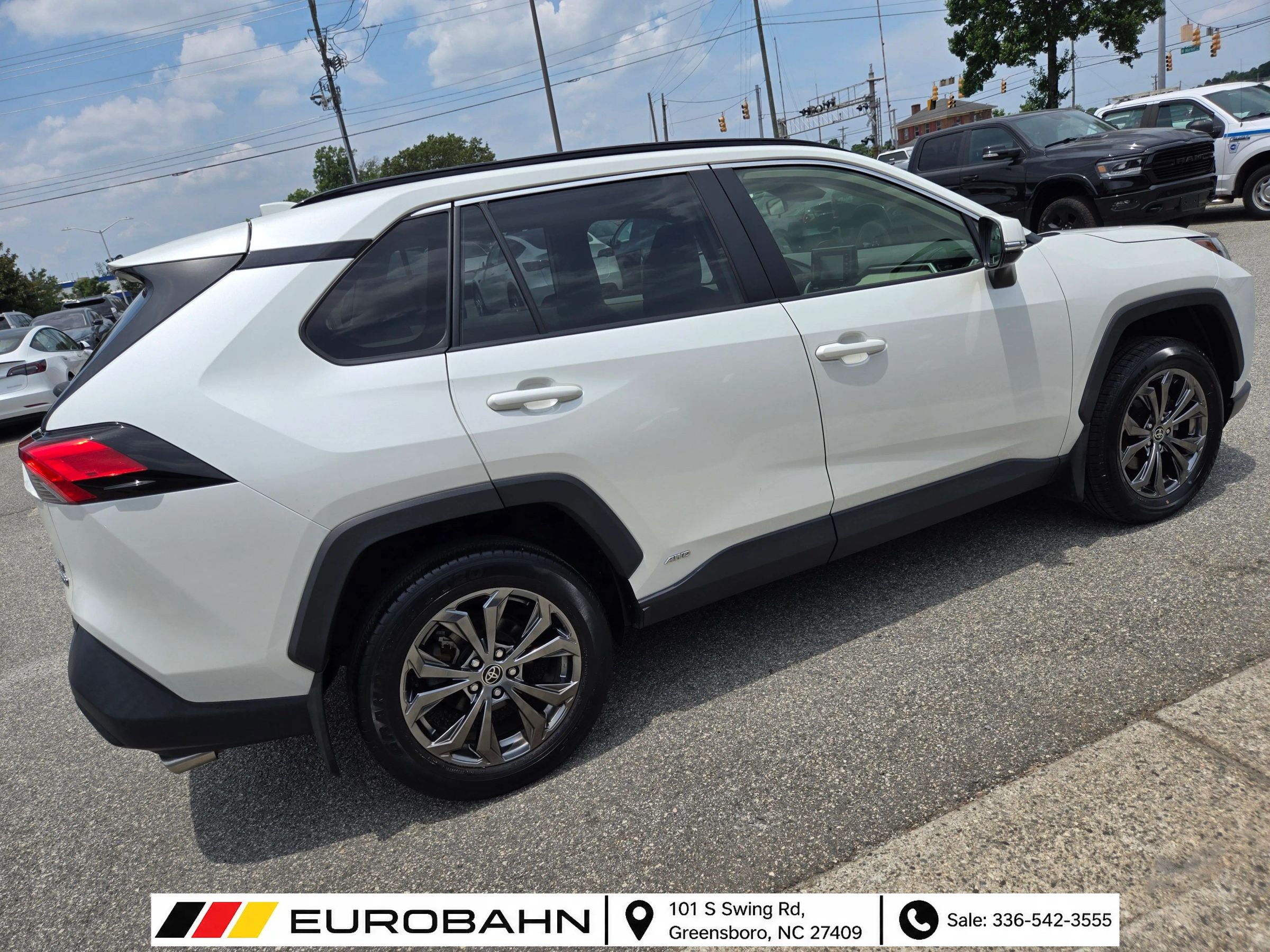 Used 2022 Toyota RAV4 XLE Premium AWD/4WD image 31