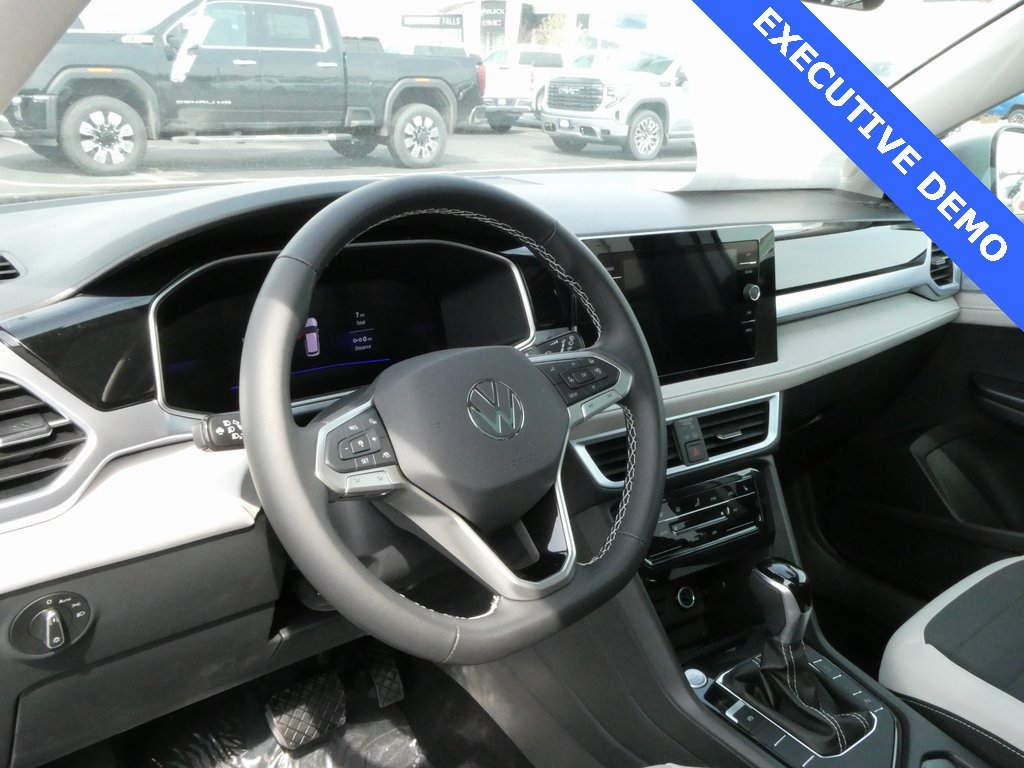 Certified 2025 Volkswagen Taos SE image 30