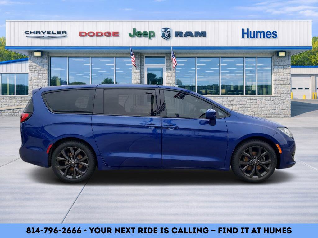 Used 2019 Chrysler Pacifica Touring Plus w/ S Appearance Package FWD image 2