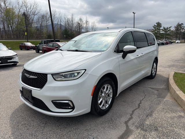 Used 2023 Chrysler Pacifica Touring-L FWD image 7