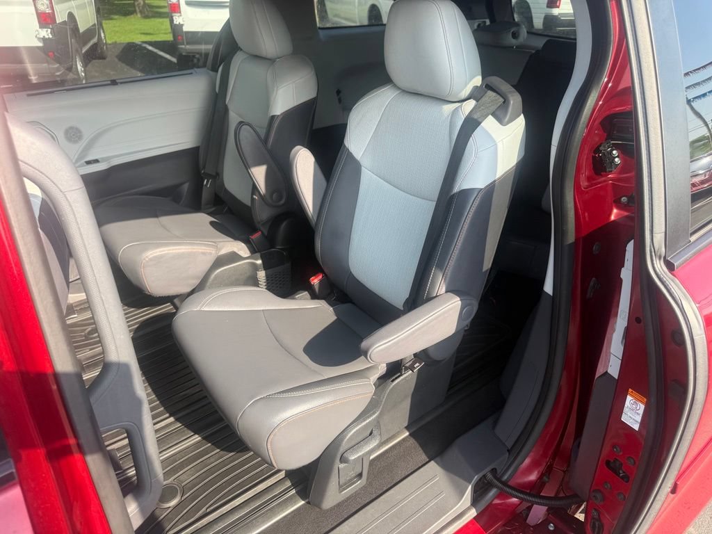 Used 2022 Toyota Sienna XSE w/ XSE Plus Package AWD/4WD image 33
