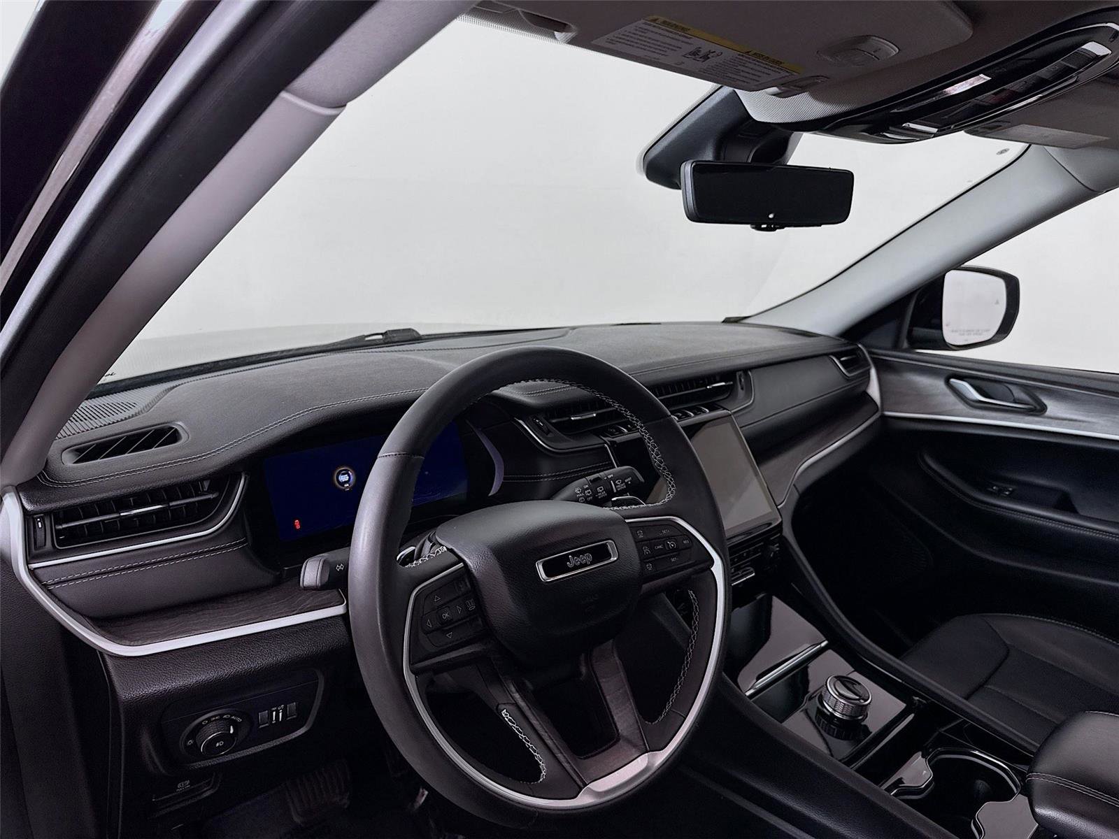 Used 2023 Jeep Grand Cherokee Limited w/ Luxury Tech Group II image 9