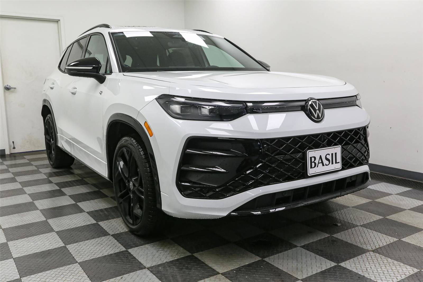 New 2026 Volkswagen Tiguan SE R-Line AWD/4WD video 2