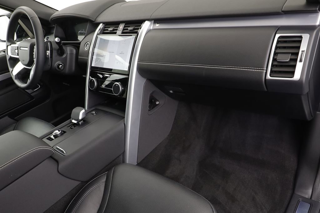 Used 2025 Land Rover Discovery Dynamic SE image 22