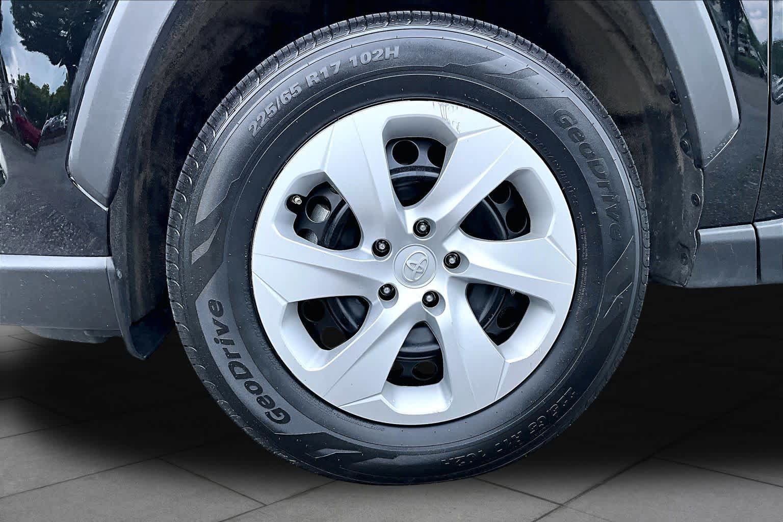 Used 2025 Toyota RAV4 LE AWD/4WD image 11