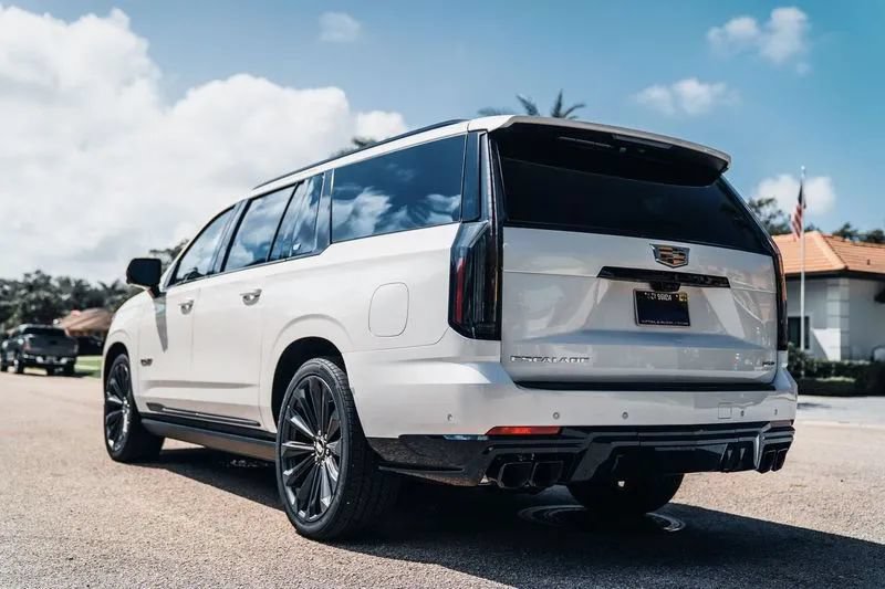 Used 2025 Cadillac Escalade ESV V AWD/4WD image 5