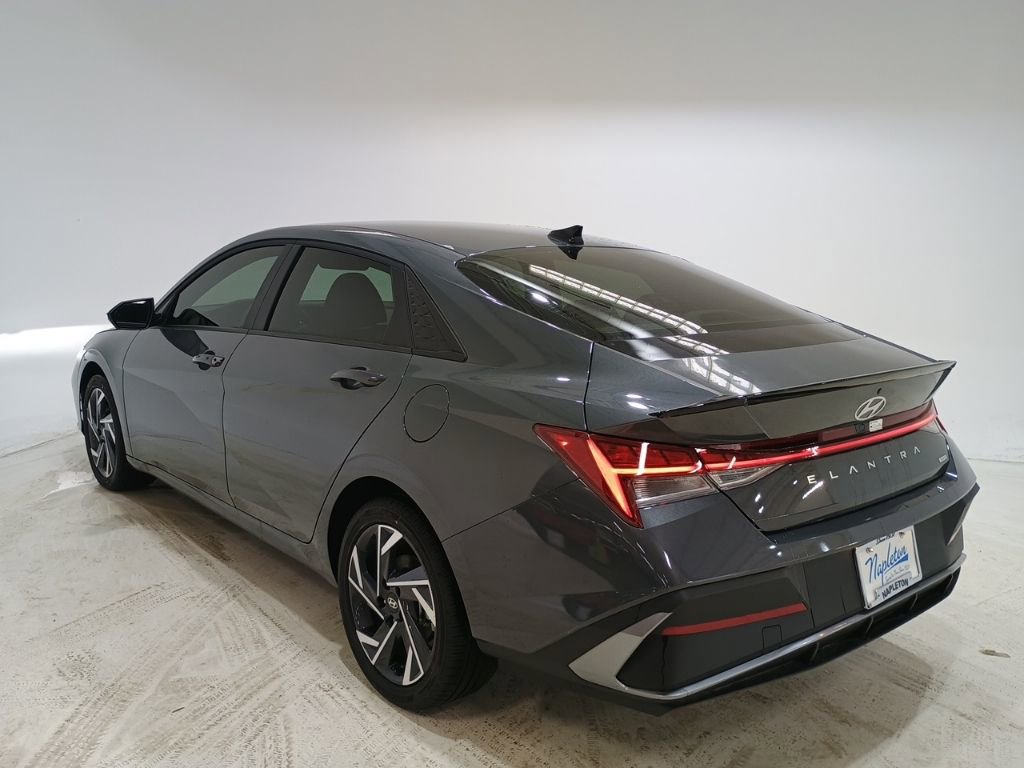 New 2025 Hyundai Elantra SEL FWD image 5