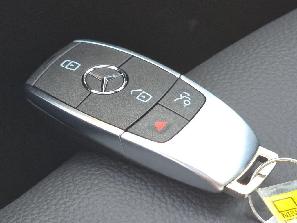 New 2026 Mercedes-Benz GLB 250 4MATIC image 38