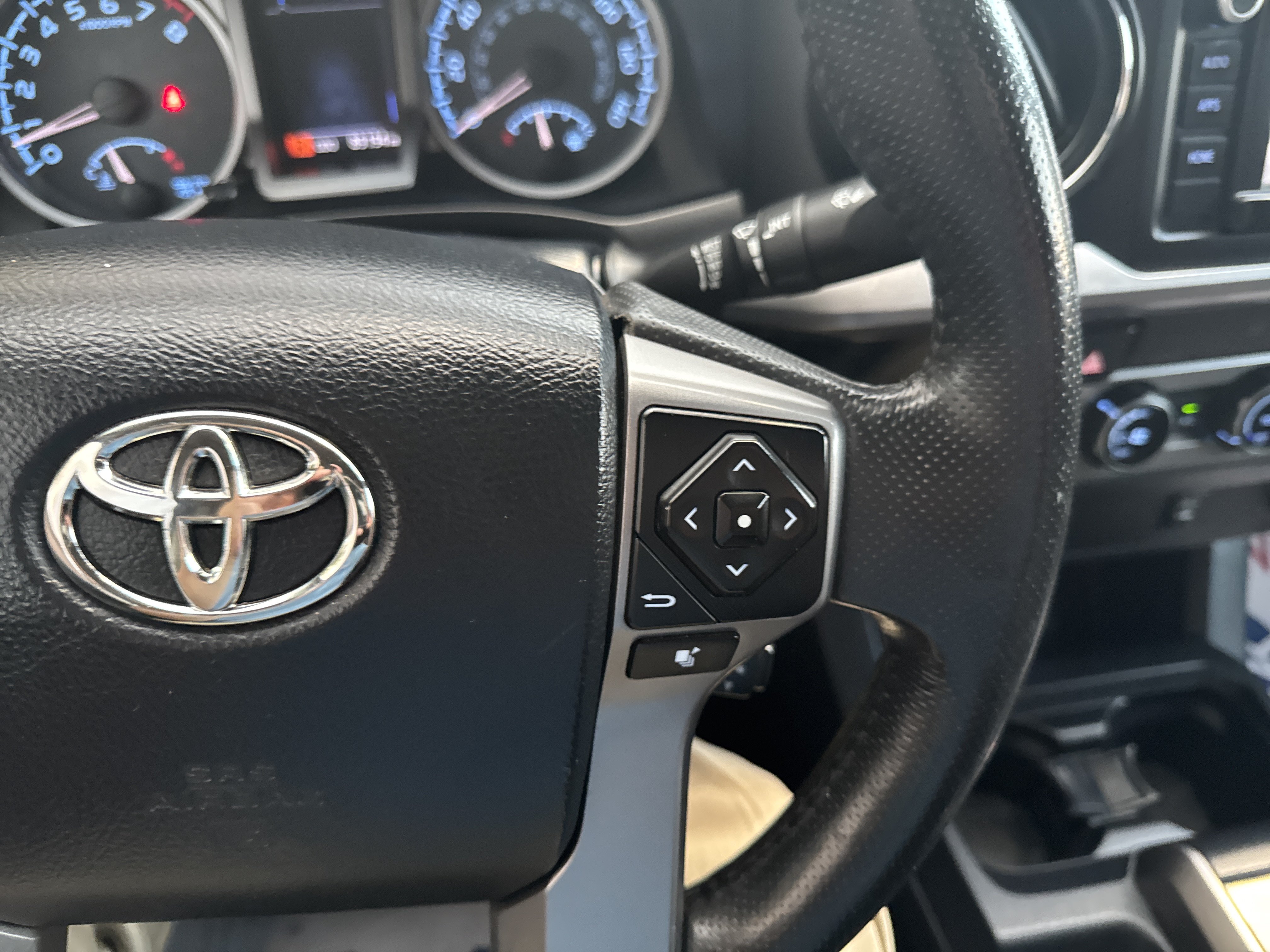 Used 2016 Toyota Tacoma SR5 w/ SR5 Appearance Package (SN) RWD image 33