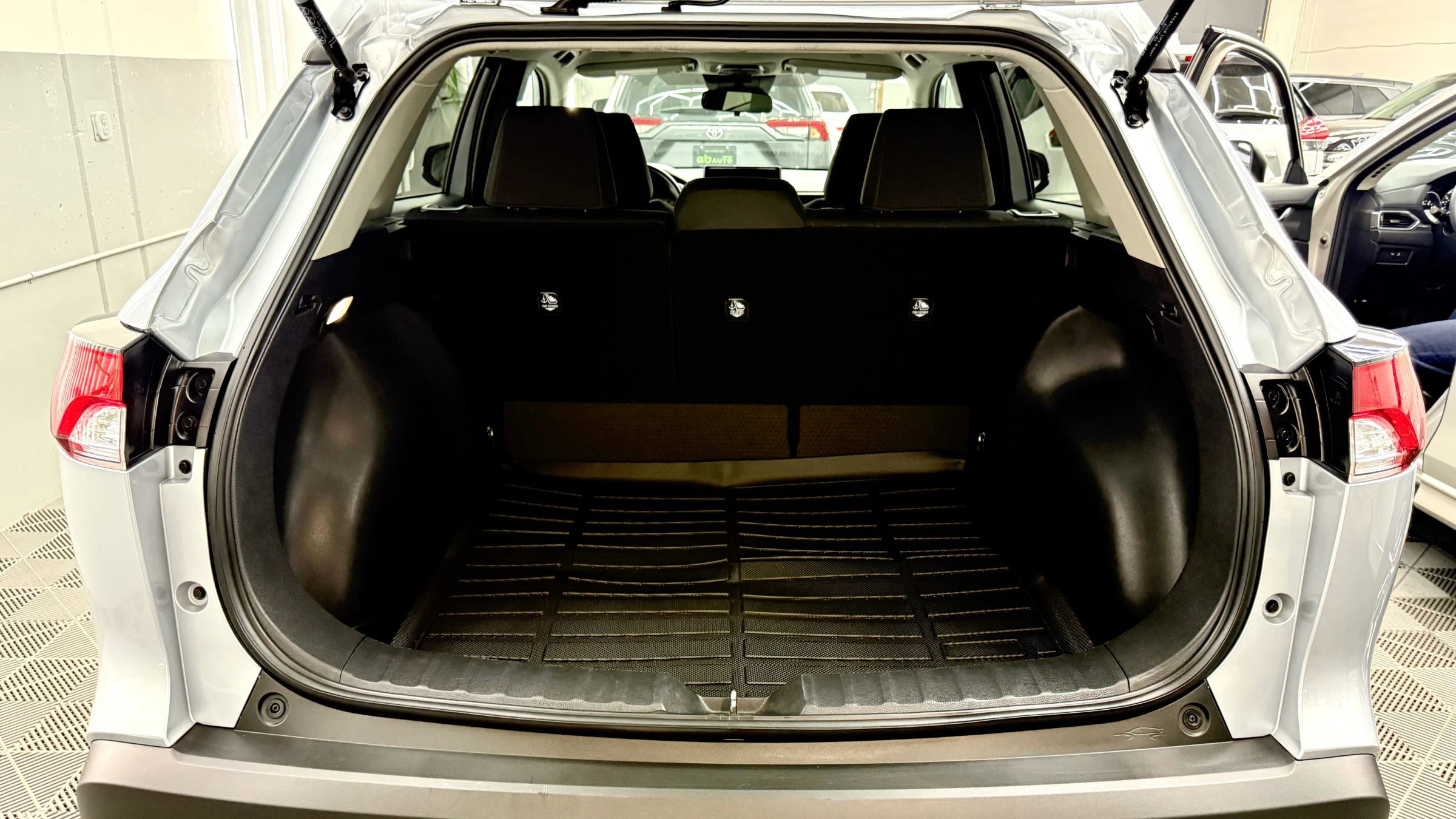 Used 2025 Toyota Corolla Cross LE image 17