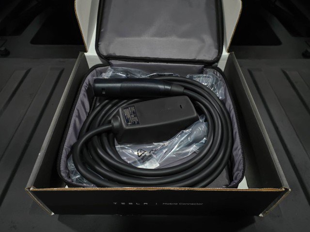 Used 2024 Tesla Cybertruck AWD Crew Cab image 12