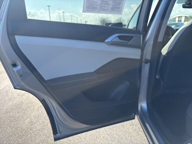 Used 2025 Volkswagen Taos SE w/ Panoramic Sunroof Package AWD/4WD image 32